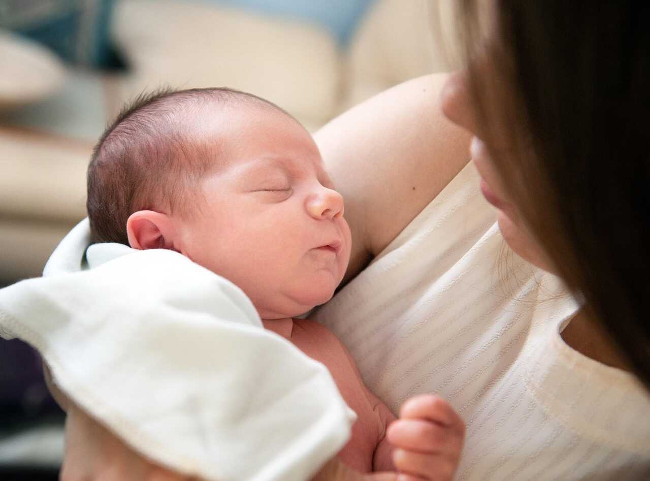 Newborn sleeping peacefully — gentle holistic newborn sleep support without cry it out